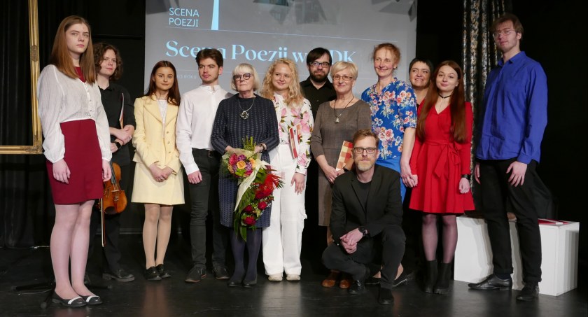 Na zdjęciu obecni i byli członkowie Sceny Poezji wraz z instruktorką Małgorzatą Wesołowską, fot. Aneta Kucharska