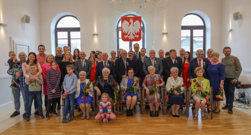 Na zdjęciu jubilaci z rodzinami, fot. Facebook/UM Radomsko