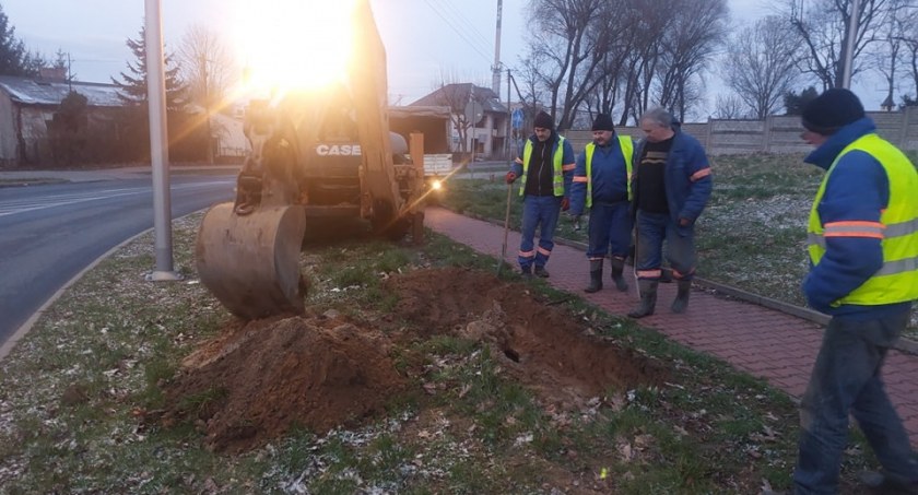 Na zdjęciu: Pracownicy spółki walczą z awarią od wczoraj, fot. Facebook/PGK Radomsko