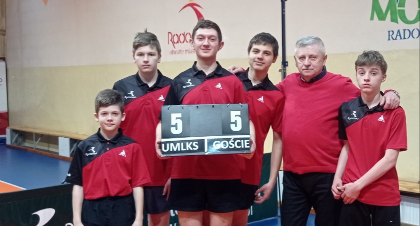 Na zdęciu radomszczańscy tenisiści z trenerem Jackiem Kawką