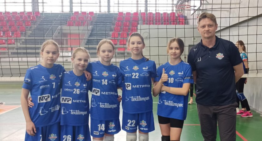 Na zdjęciu młode siatkarki METPRIM Volley Radomsko