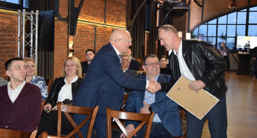 Na zdjęciu Waldemar Gołąb, stolarz roku 2022 (z lewej), fot. UM Radomsko