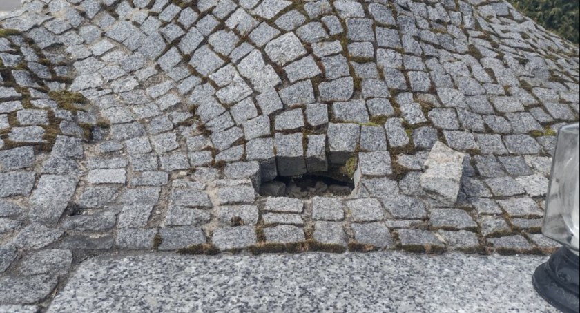 Na zdjęciu uszkodzenia w pomniku, fot. Czytelnik