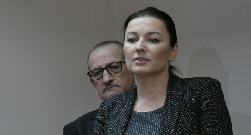 Na zdjęciu starosta Beata Pokora, za nią członek zarządu Fabian Zagórowicz