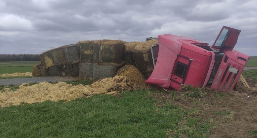 Na zdjęciu przewrócona ciężarówka, fot. KP PSP Radomsko 