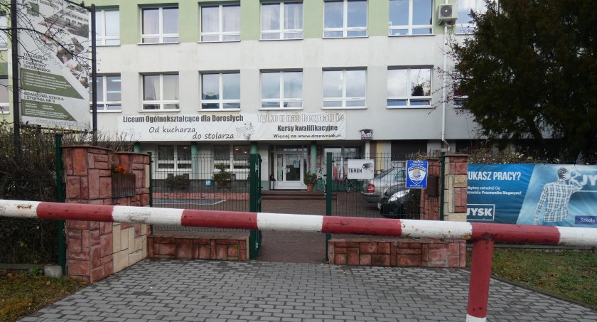 Na zdjęciu wejście do Drzewniaka