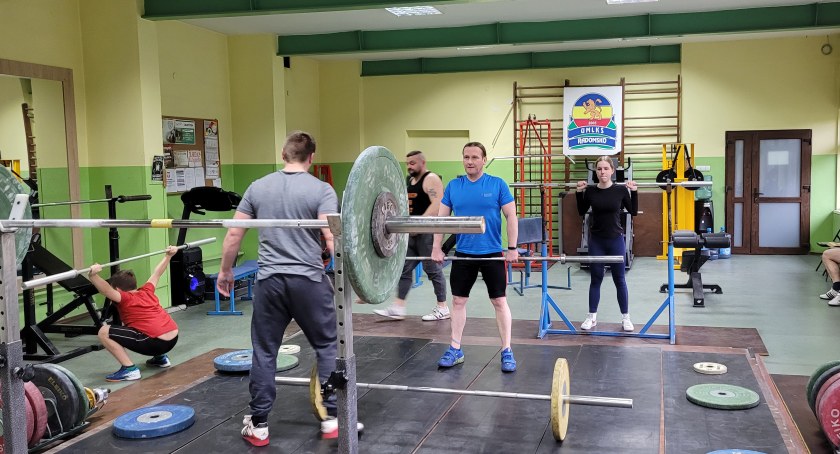 Na zdjęciu trening ciężarowców
