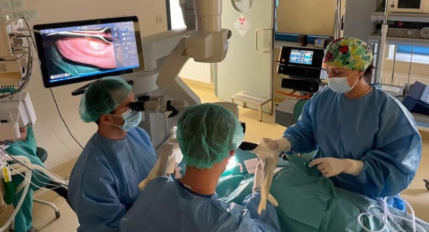 Na zdjęciu lekarze pracujący na nowym sprzęcie, fot. Facebook/Szpital Powiatowy
