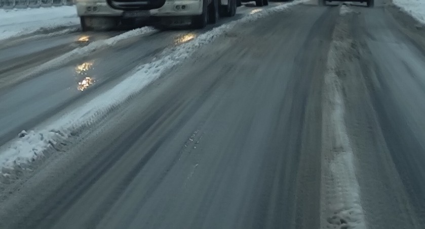 Na zdjęciu oblodzona ulica w strefie przemysłowej