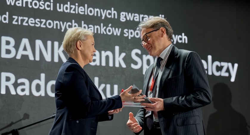 Na zdjęciu Paweł Braszczyński odbiera wyróżnienie