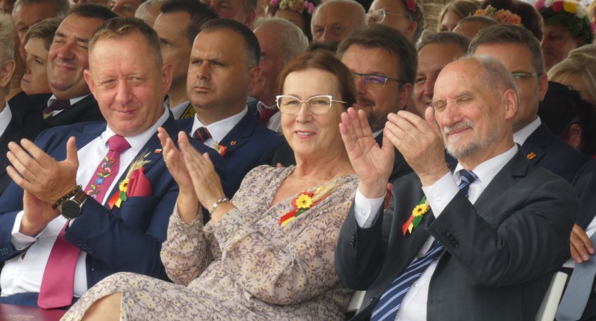 Minister Robert Telus, posłowie Anna Milczanowska i Antoni Macierewicz