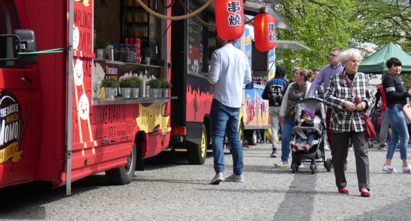 Na zdjęciu Przystanek Food Truck Radomsko na placu 3 Maja w maju 2019