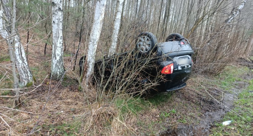 Na zdjęciu samochód, który wypadł z drogi, fot. KP PSP Radomsko
