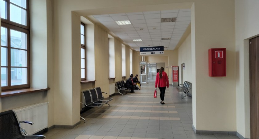 Na zdjęciu poczekalnia na dworcu PKP