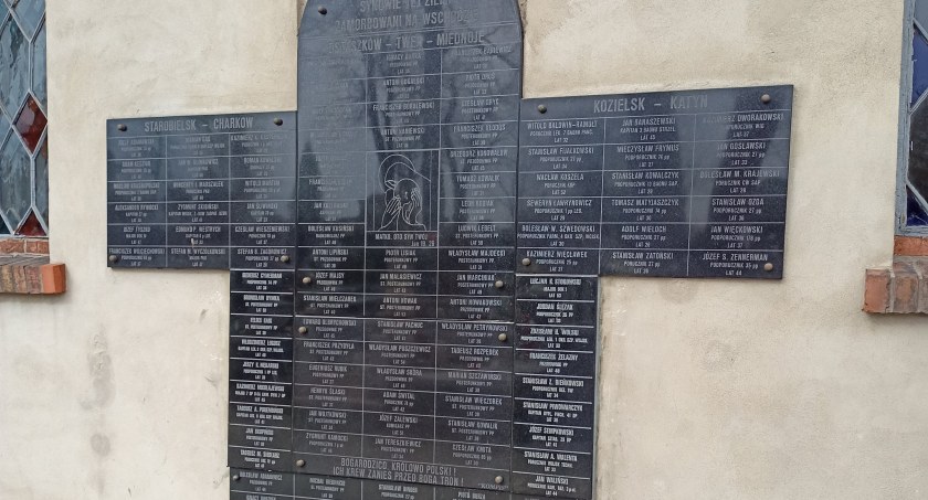 Na zdjęciu tablice upamiętniające polskich oficerów zamordowanych przez NKWD, Stary Cmentarz