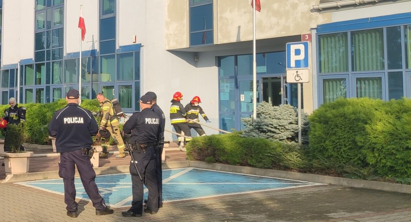 Na zdjęciu policjanci i strażacy przed Sądem Rejonowym w Radomsku