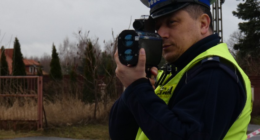Na zdjęciu policjant KPP Radomsko Artur Żołdak wykonuje pomiar prędkości