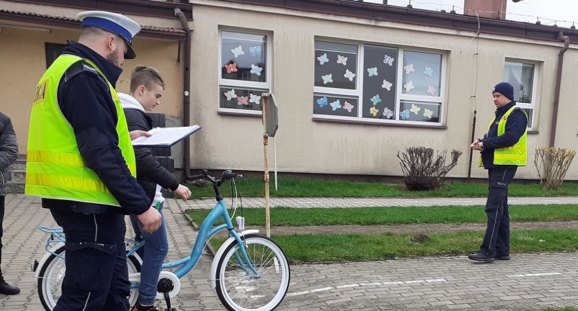 Na zdjęciu policjanci prowadzą eliminacje, fot. KPP Radomsko