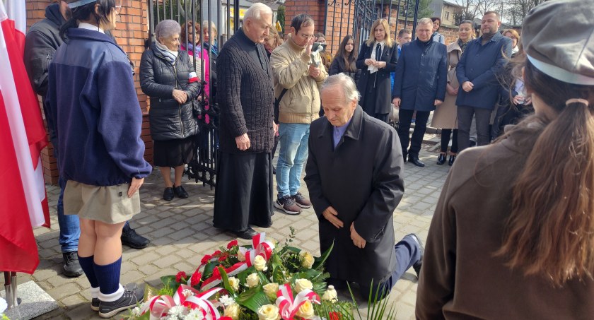 Na zdjęciu uczestnicy uroczystości na Starym Cmentarzu