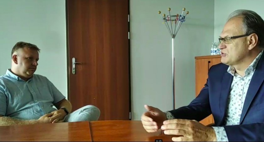 Na zdjęciu Łukasz Więcek i Jarosław Ferenc podczas kontroli radnego w urzędzie miasta