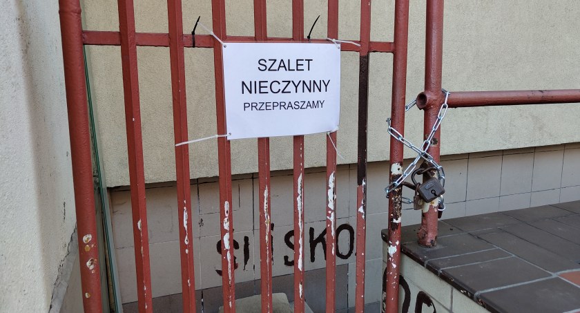 Na zdjęciu zamknięte wejście do szaletu