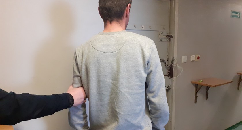 Na zdjęciu jeden z zatrzymanych mężczyzn