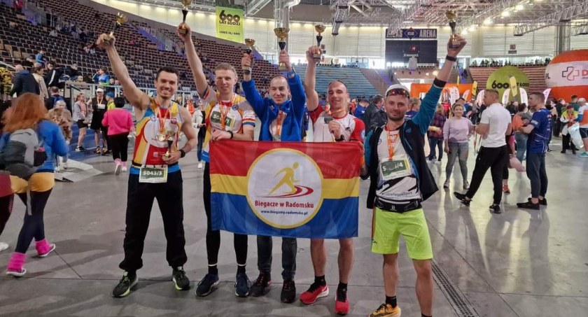 Na zdjęciu sztafeta Biegaczy w Radomsku 