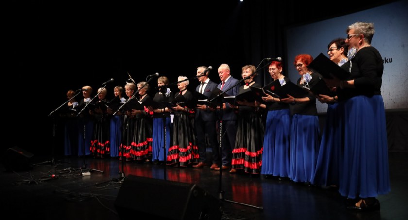 Na zdjęciu chór na scenie MDK, fot. Facebook/Radomsko Miasto Otwarte