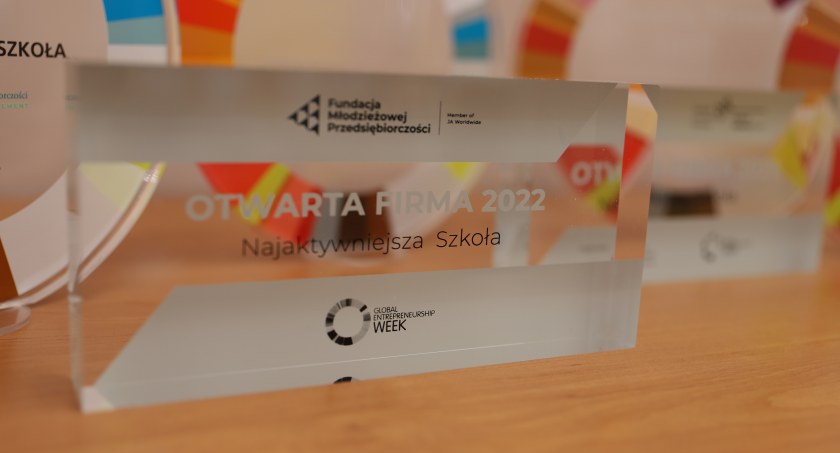 Na zdjęciu statuetka przyznana Ekonomikowi