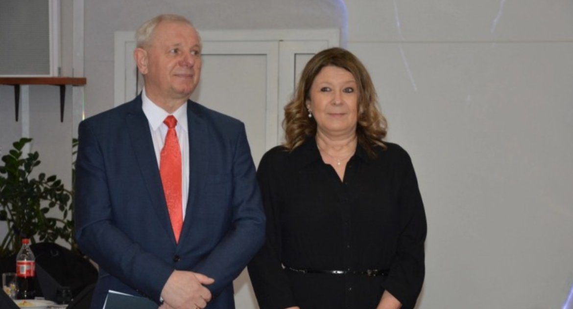 Na zdjęciu Andrzej Kucharski i Ewa Grodzicka na studniówce w ZSP nr 1, fot. Starostwo Powiatowe w Radomsku