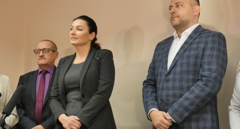 Na zdjęciu członek zarządu powiatu Fabian Zagórowicz, starosta Beata Pokora i nieetatowy członek zarządu Michał Koski