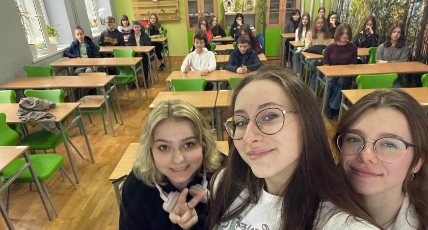 Na zdjęciu uczniowie w Liceum Ogólnokształcącym w Przedborzu, fot. Facebook/LO Przedbórz