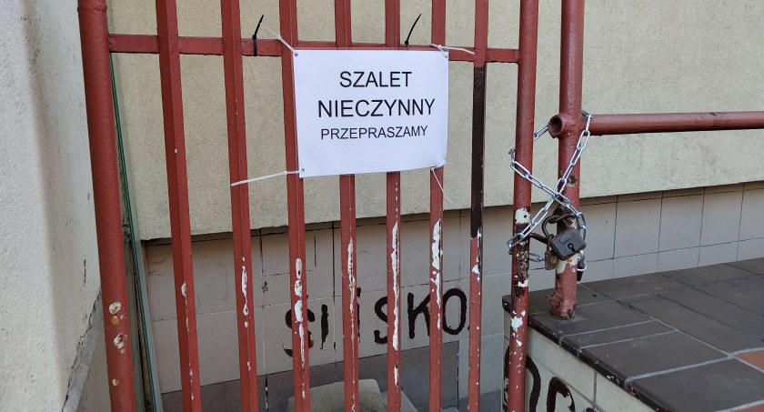 Na zdjęciu zamknięty szalet przy ulicy Reymonta