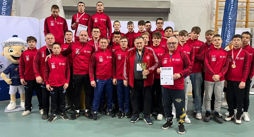 Na zdjęciu zapaśnicy