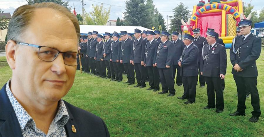 zdjęcie: prezydent Radomska Jarosław Ferenc i strażacy z OSP Folwarki 