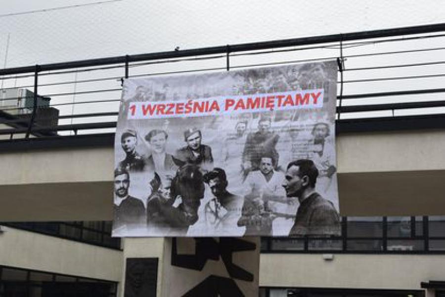 zdjęcie: plakat powieszony na Miejskim Domu Kultury