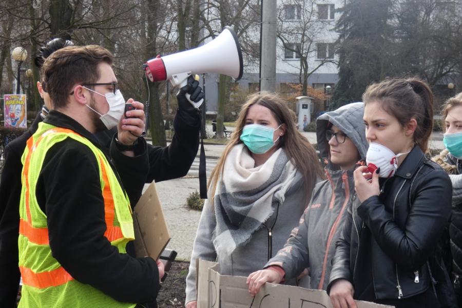 Na zdjęciu: Strajk klimatyczny w Radomsku, skwer przy Sierakowskiego, marzec 2019