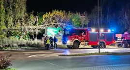 Uwaga. Maszyna przewróciła słup energetyczny. Na mie&hellip;