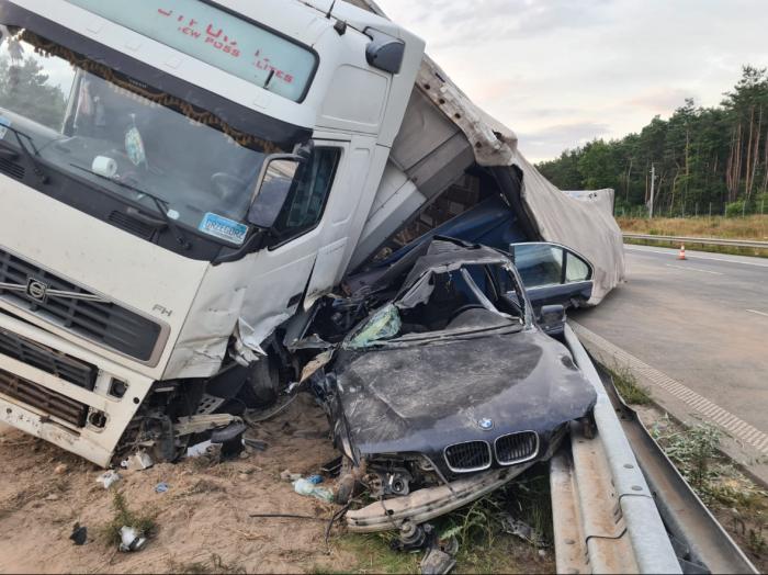 BMW przygniecione przez ciężarówkę na A1 pod Radomskiem