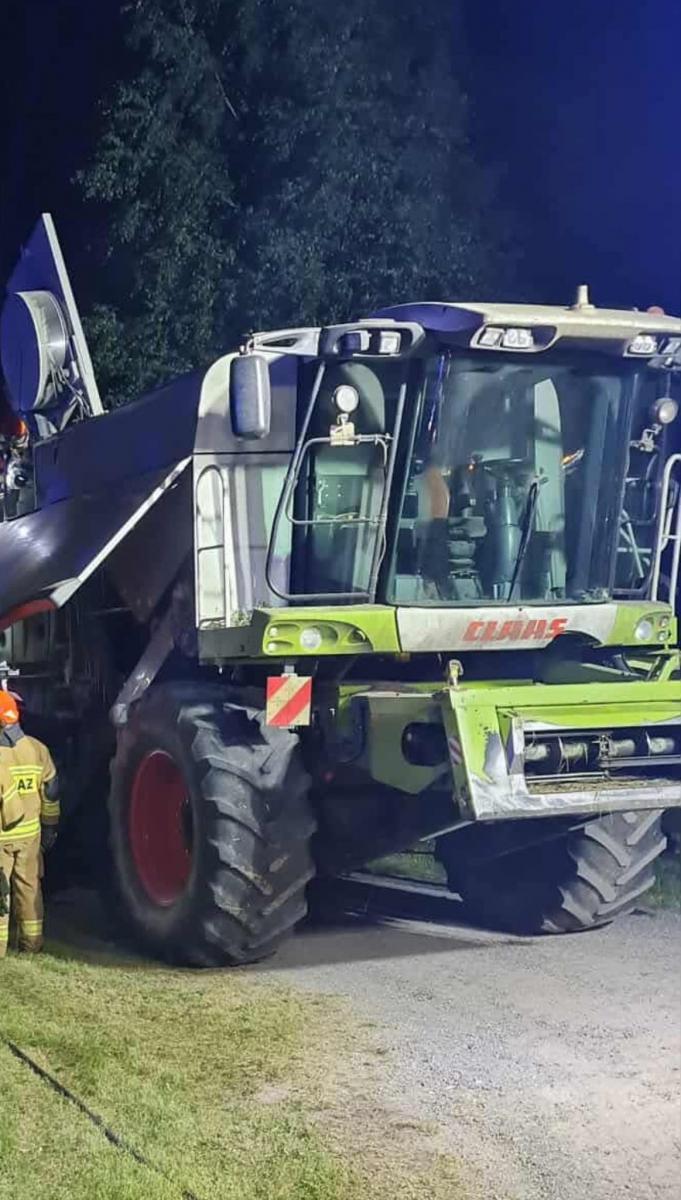 Na zdjęciu: kombajn, który gasili strażacy