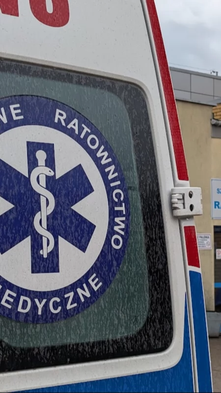 Wypadek w Silnicy. Mężczyzna spadł z drzewa. Wezwano śmigłowiec LPR