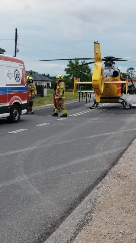 Wypadek w Silnicy. Mężczyzna spadł z drzewa. Wezwano śmigłowiec LPR