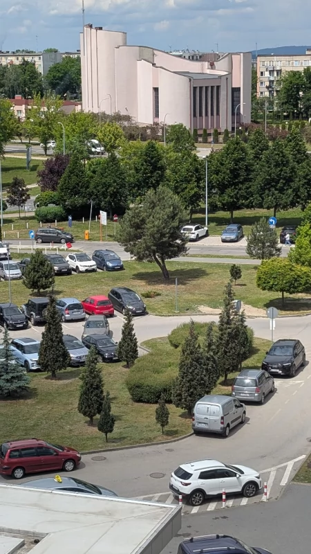 Sypią się mandaty przy szpitalu. Policja: Prowadzimy sześćdziesiąt postępowań