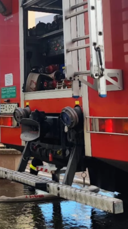 Kobieta przyjechała do domu, otworzyła drzwi i… wezwała strażaków, bo pękła rura