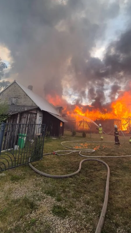 Strażacy jeszcze raz wezwani na posesję w Rędzinach. Trzeba było dogaszać słomę i siano