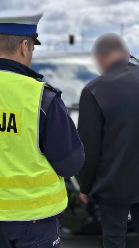 Kompletnie pijany 51-letni Radomszczanin kierował karawanem. Przewoził trumnę z ciałem. Jechał slalomem