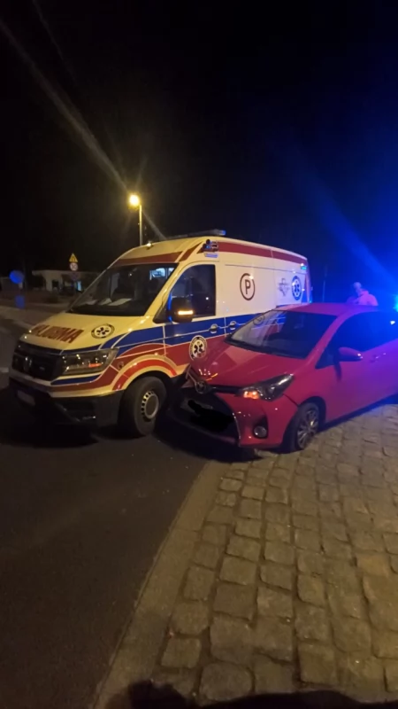 Pijany kierowca Toyoty wjeżdżał na rondo. Nie zauważył karetki pogotowia. 29-latek stanie przed sądem