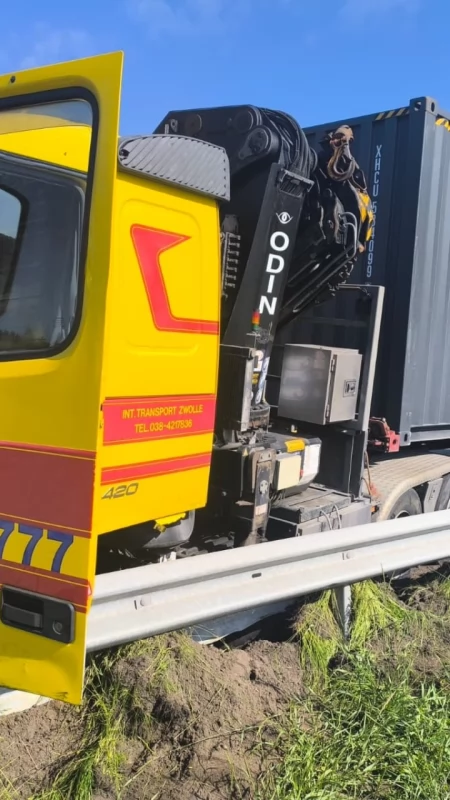 Kolizja na autostradzie A1. W ciężarówce pękła opona. Kierowca stracił panowanie 