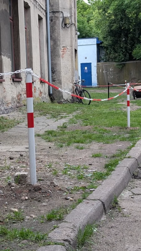 Awantura o parkowanie: wjechali na nasze podwórko i ogrodzili. Sąsiedzi: I dobrze