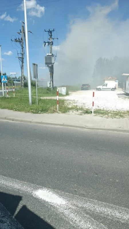 Pożar w firmie przy ulicy Łódzkiej. Dyżurny straży wysłał cztery zastępy